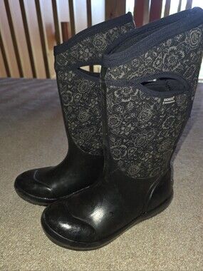 Bogs Womens Tall Floral Print Boot Size 8 Excellent Condition.